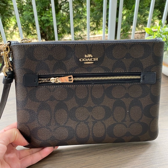 Coach Clutch - Picture 1 of 4